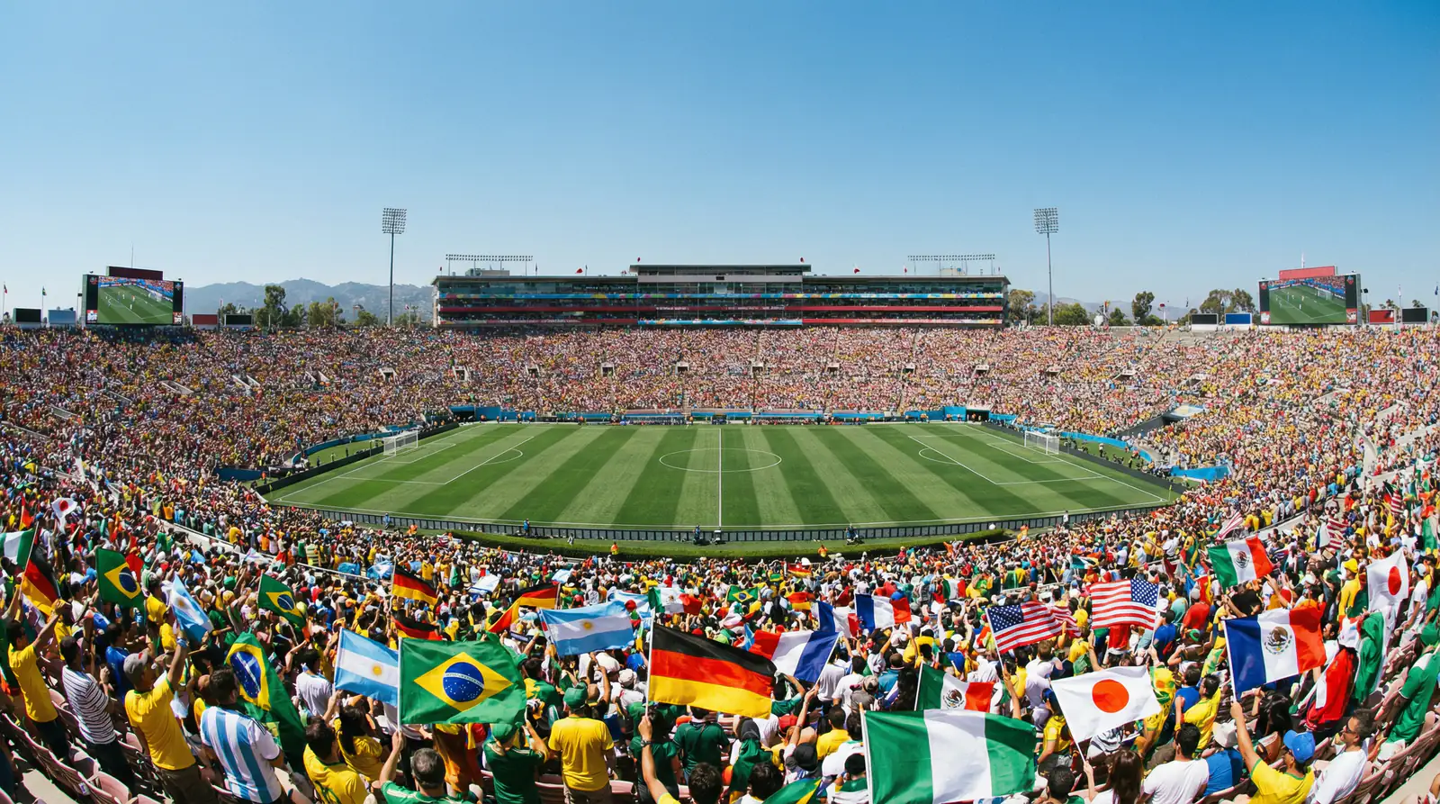 Veduta panoramica di uno stadio americano gremito di tifosi con bandiere di diverse nazioni durante i Mondiali