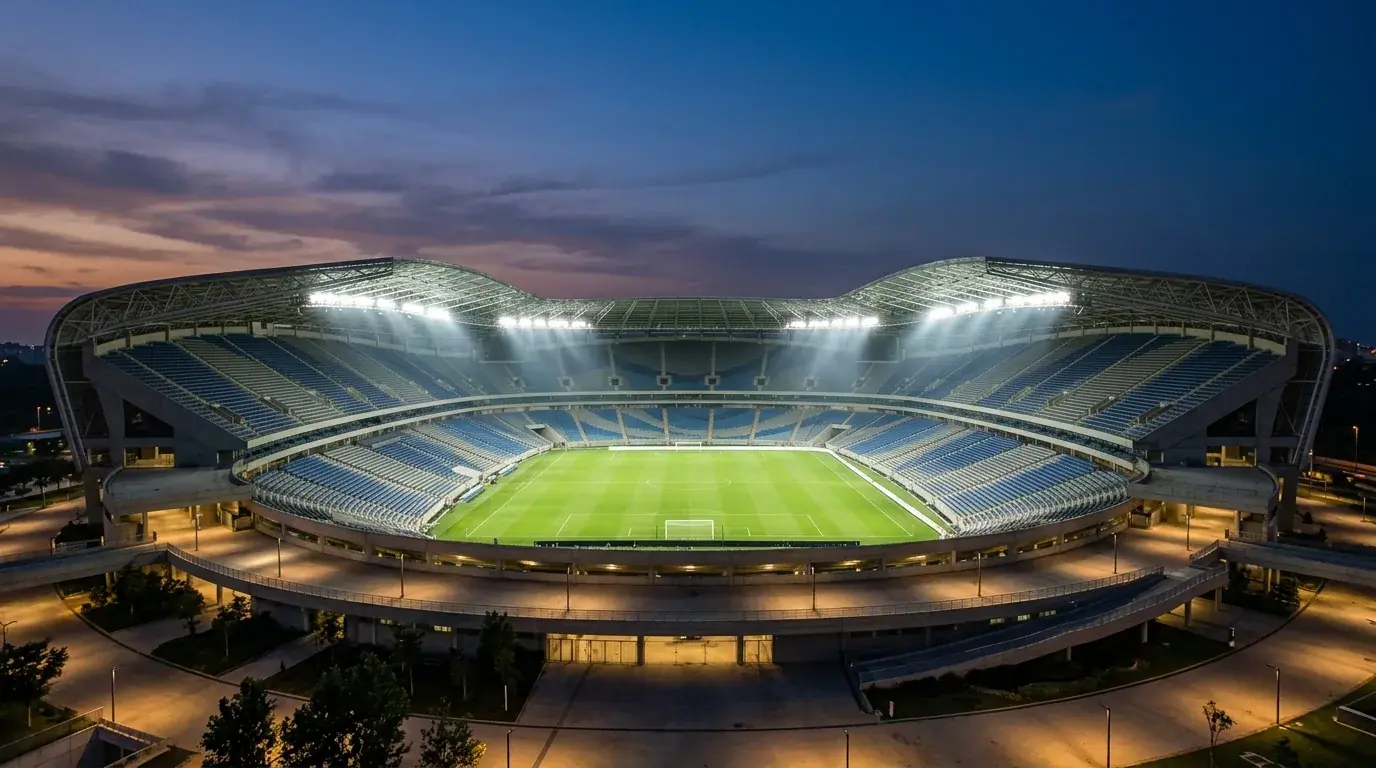Stadio illuminato al tramonto prima di una gara serale dei Mondiali 2026